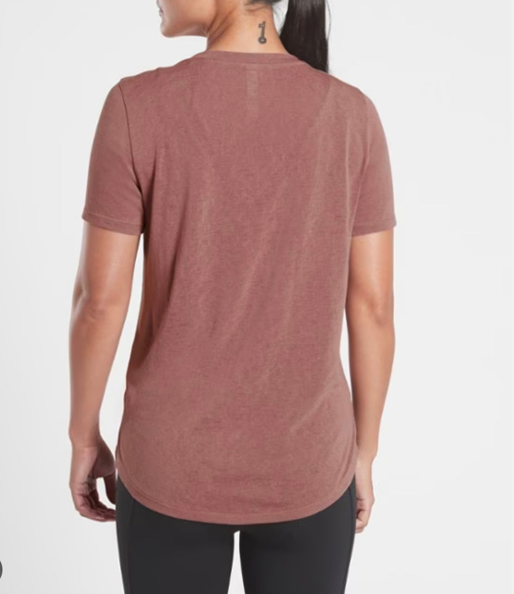 ATHLETA Breezy Scoop V-Neck Tee, Hearth Rose New! Small A4