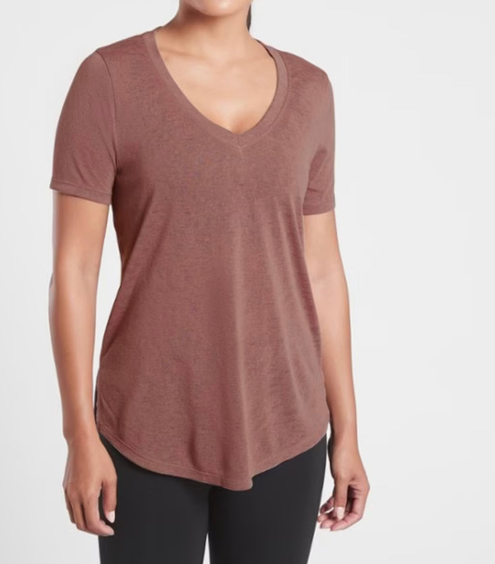 ATHLETA Breezy Scoop V-Neck Tee, Hearth Rose New! Small A4
