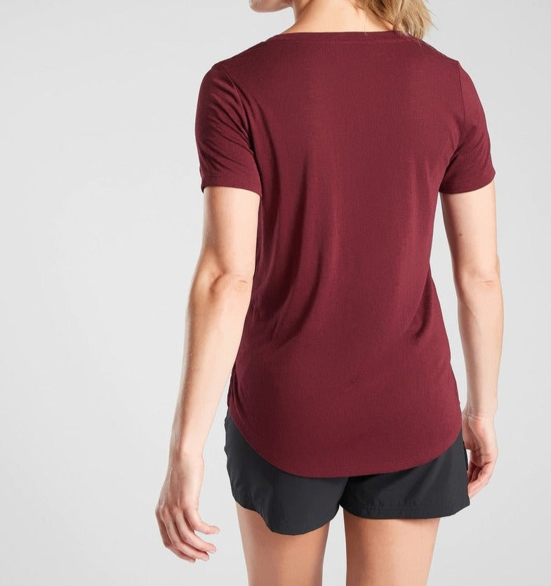 ATHLETA Breezy Scoop V-Neck Tee, Burgundy Small New! A4