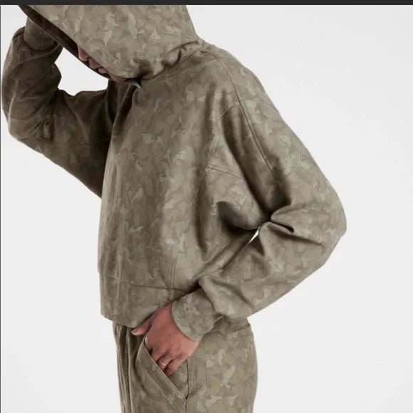 ATHLETA Printed Farallon Sweatshirt, Black Olive Camo, Large Petite. New! B11