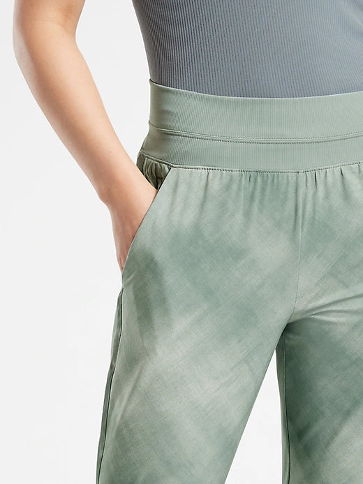 ATHLETA Nolita Slim Tapered Print Crop, 6 Teal print NEW! A11